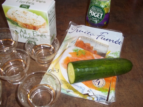 Verrine apéritive, concombre et vache qui rit ausaumon