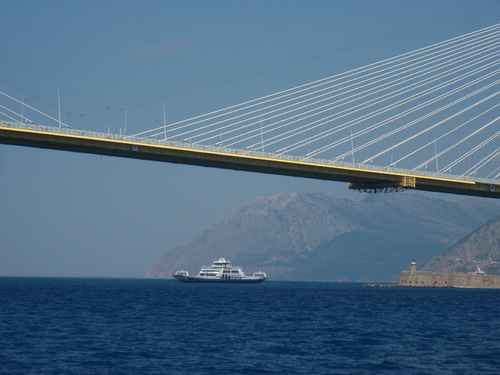 - Le pont entre Patras et la Grèce centrale