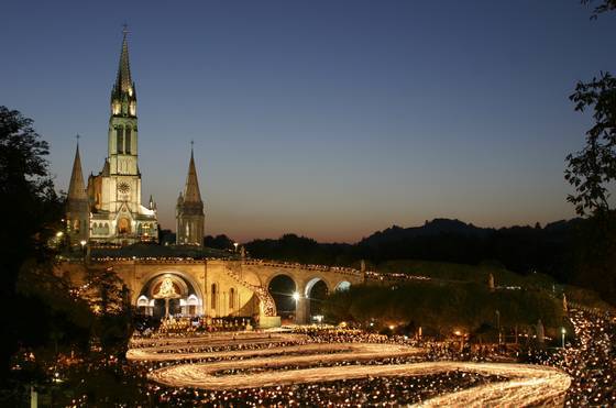 Procession aux flambeaux à Lourdes