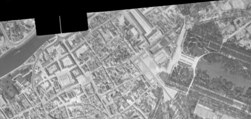 Compiègne - Centre-ville en 1955, reconstruit, la halles de Baltard du Marché aux Herbes a disparu (remonterletemps.ign.fr)