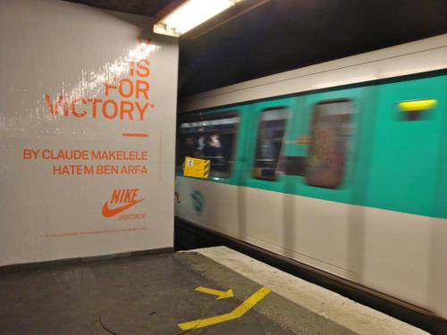 La publicité Nike envahit le quai du métro: j'aurai préféré un mur blanc! -  archéologie du quotidien archéologie du futur