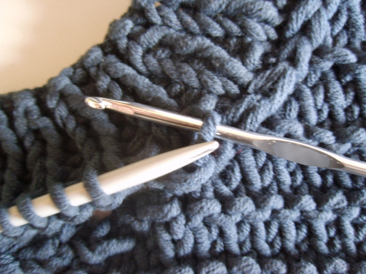 Comment coudre une bande d'encolure sur un tricot