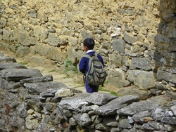 Un écolier sur le chemin de l'école - Monjo