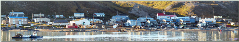 Brève escale pour les formalités à Pond Inlet (en langue inuktitut : Mittimatalik ou ᒥᑦᑎᒪᑕᓕᒃ ), 72° 41′ 57″ Nord, 77° 57′ 33″ Ouest - Nunavut - Canada