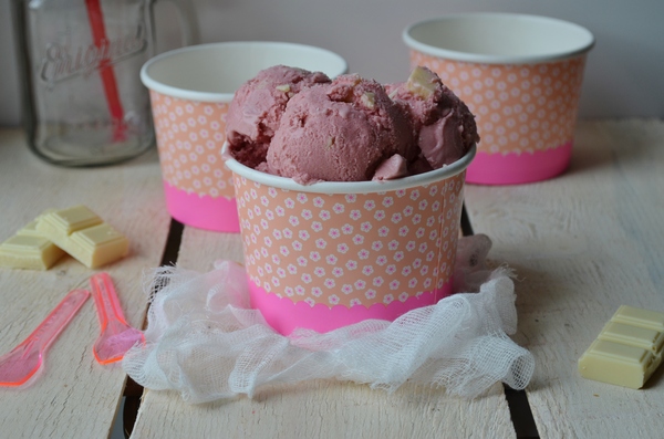 Glace à la framboise et aux pépites de chocolat blanc