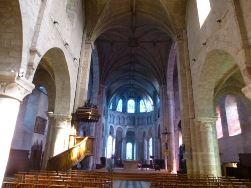 INTERIEUR DE NOTRE-DAME de BEAUGENCY, Vitraux, Chapiteaux, Statuaire ....