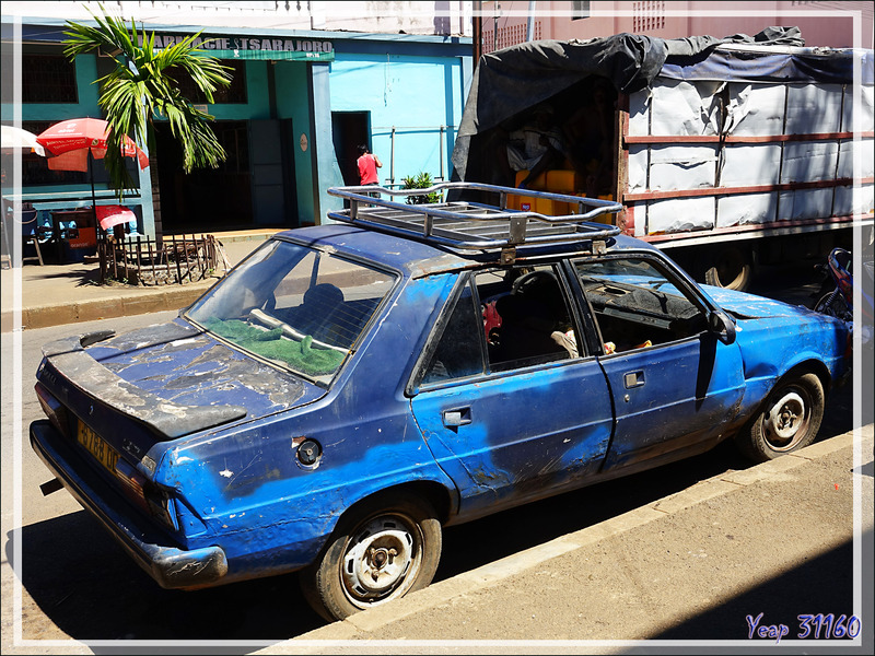 Dans les rues de Hellville : Peugeot 305 - Nosy Be - Madagascar