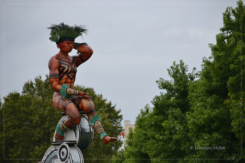 Parc de la Villette, Paris 19ème : Totems du Carnaval de Rio. Fin