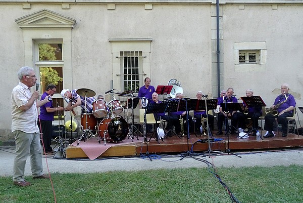 Un beau concert du "Tamalous Orchestra" au jardin de la Mairie de Châtillon sur Seine