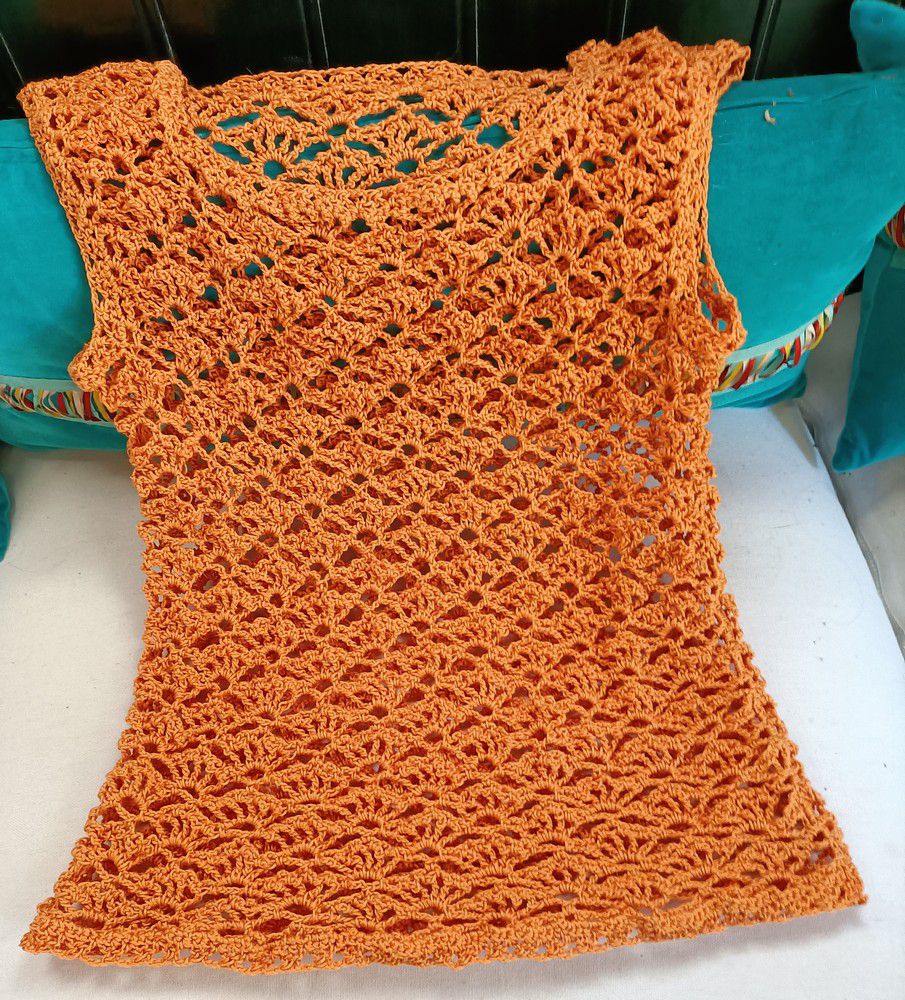 Seconde blouse crochetée avec le coton mandarine de juin...