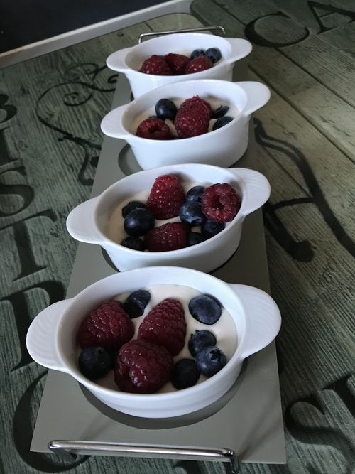 Verrines de yaourt brebis et fruits rouges