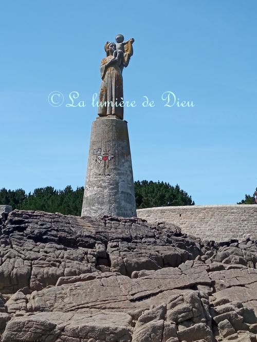 Locmariaquer, statue de Notre-Dame de Kerdro