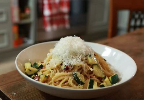 Une assiette de Pâtes Carbonara aux Courgettes 