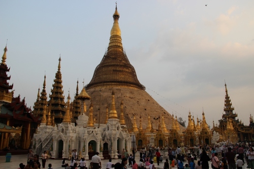 La pagode Shwe Dagon à Rangoon (Birmanie)