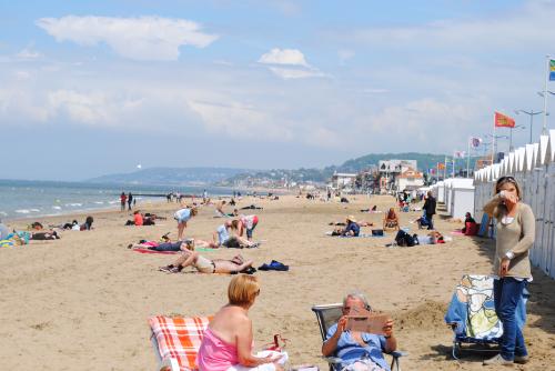 Etendue de la plage et vue lointaine de Trouville-Deauville.