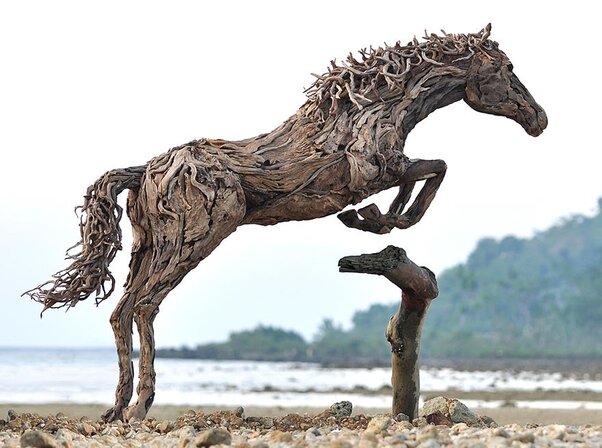 sculptures de chevaux en bois flotte par James Doran Webb 5   Les sculptures de chevaux en bois flotté de James Doran Webb   Sculpture recyclage photo James Doran Webb image galop cheval bois accouchement 