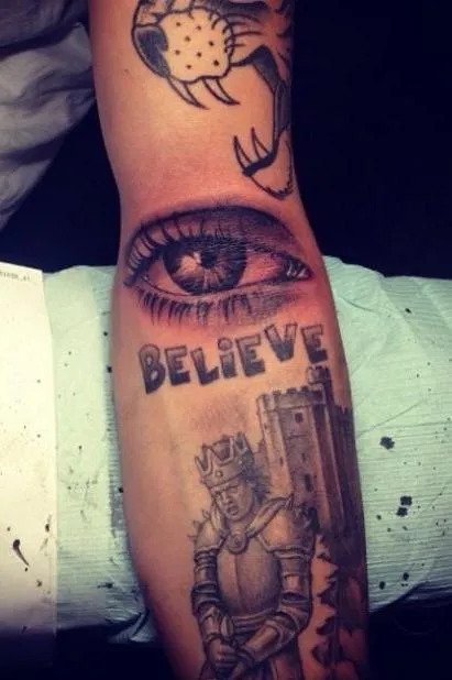 Justin Bieber : à qui rend hommage son nouveau tatouage ?