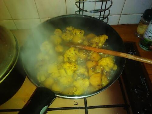 Curry de chou fleur et pomme de terre parce qu'une envie de plat indien, ça se contrôle pas