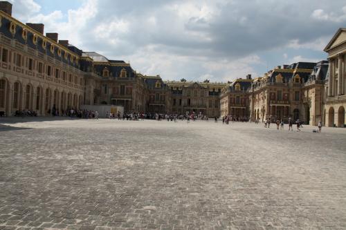 C’est le père du Roi Soleil, Louis XIII qui fut à l’origine de l’installation de la royauté à Versailles. Zone forestière et marécageuse, le jeune roi y chassait avec son père Henri IV. Plus tard, pris d’agoraphobie et souhaitant s’éloigner de sa mère Marie de Médicis qui assurait la régence après l’assassinat du roi par Ravaillac, Louis XIII préférait passer son temps à Versailles. Un premier château est alors construit en 1623 sur le domaine de Versailles pour accueillir le roi lorsqu’il voulait pratiquer la chasse. Il sera agrandi en 1631 pour à ce moment être orné de jardins à la française et d’aménagements pour la promenade royale. Malheureusement lorsque commença le règne de Louis XIV, Anne d’Autriche conseillée par le Cardinal Jules Mazarin quitta Versailles qui resta inhabité jusqu’aux travaux ordonnés par le jeune roi en 1660. Cette bâtisse est conservée par le Roi Soleil comme base pour son propre château. C’est aujourd’hui la partie qui entoure la cour d’Honneur.