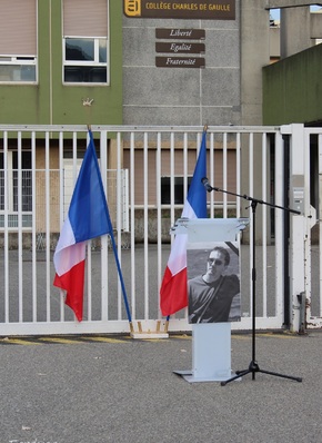 Hommage devant le collège à Samuel Paty