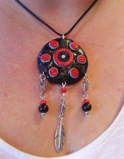 Collier country noir et rouge avec ses charms plume et perles de bois