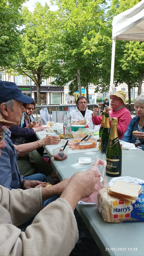 Art plastique dans les rue d'Epernay avec plusieurs peintres du groupe Créer