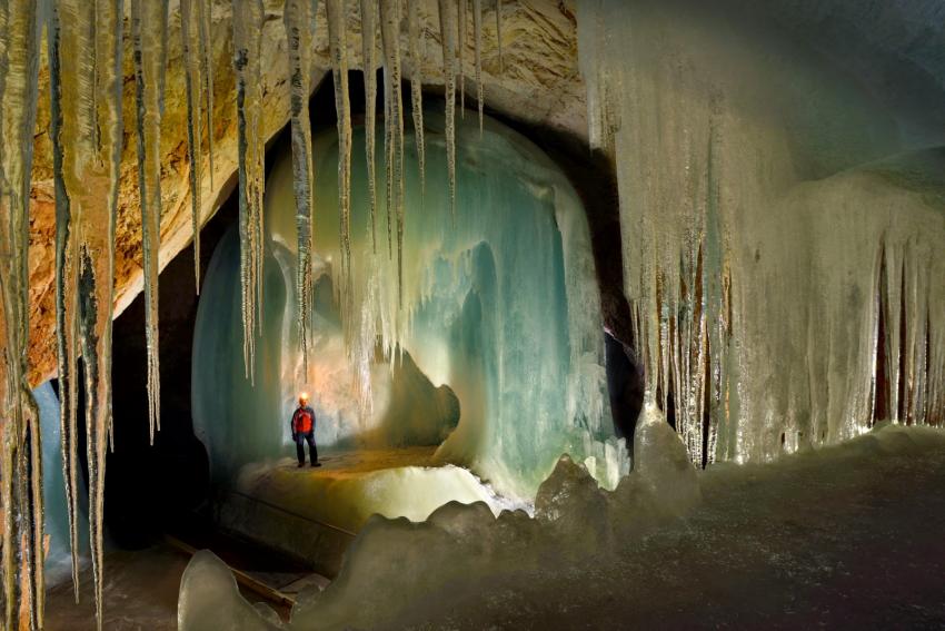 Besoin d'aventure ? Partez en Autriche découvrir la plus grande grotte de glace du monde