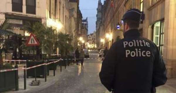 Attaque à Bruxelles: un policier blessé par un homme armé d'un couteau 