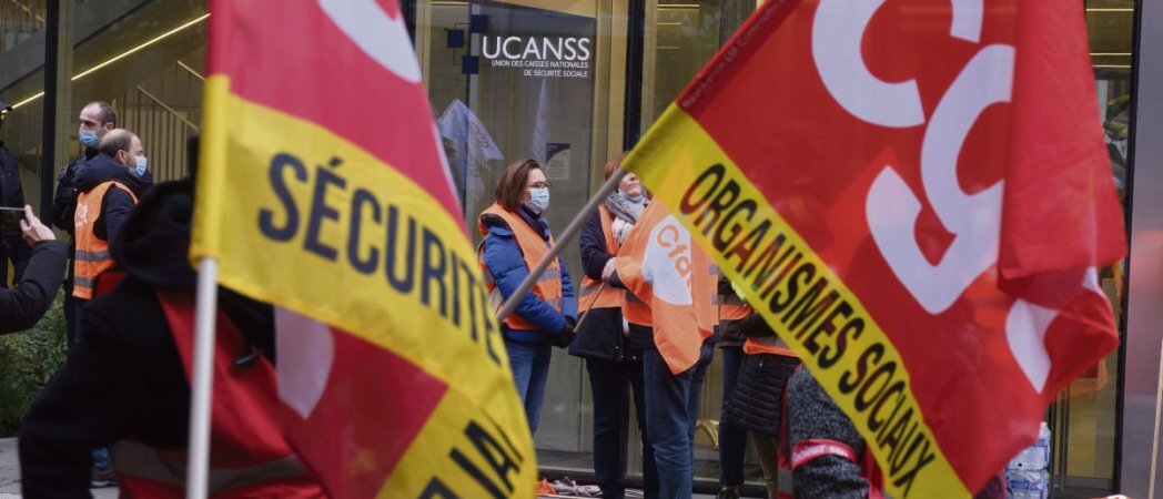 Manifestation des salariés, devant le siège de l’Union des caisses nationales de Sécurité sociale, à Paris, le 13 décembre. Pierrick Villette