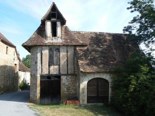 Cette petite randonnée de 8 km vous permettra de découvrir une multitude de croix indissociables du cadre de la vie rurale et qui reflète la tradition populaire. Sur les chemins et carrefours elles jouent un rôle de guide et de protection des voyageurs. Vous pourrez, en plus, admirer le pays lotois. De beaux points de vues, des traversées de petits hameaux typiques de la région, une architecture quercynoise à ne pas manquer.