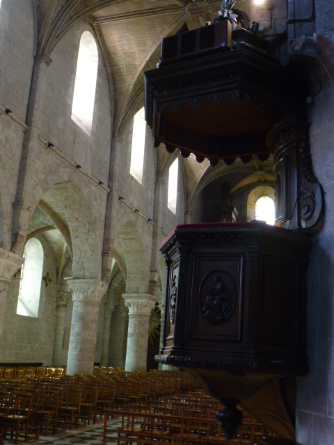 INTERIEUR DE NOTRE-DAME de BEAUGENCY, Vitraux, Chapiteaux, Statuaire ....