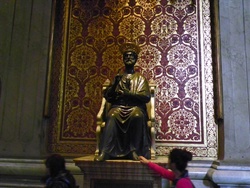La statue en bronze de St Pierre bénissant