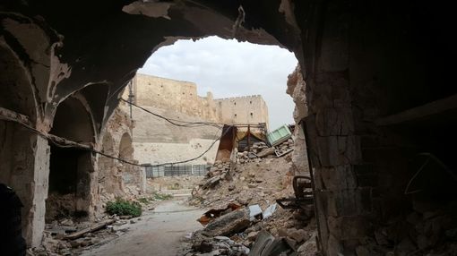 La citadelle d'Alep est utilisée comme position par l'armée syrienne. Elle peut facilement bombarder les quartiers rebelles.