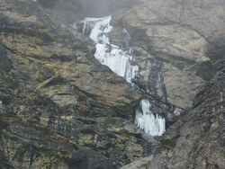Cascade de glace à proximité du chemin vers le Cho La Pass