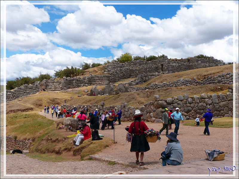 La visite de Sacsayhuamán se termine - Cuzco - Pérou