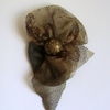 Broche gris et kaki, "Voile du charme" en tissu rigide et en tissu filet avec un bouton doré 7€