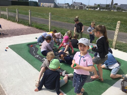 Circuit de voitures à l'école maternelle