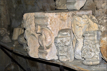 Photo vestiges de sculptures de l'abbaye royale-St Michel de l'Herm