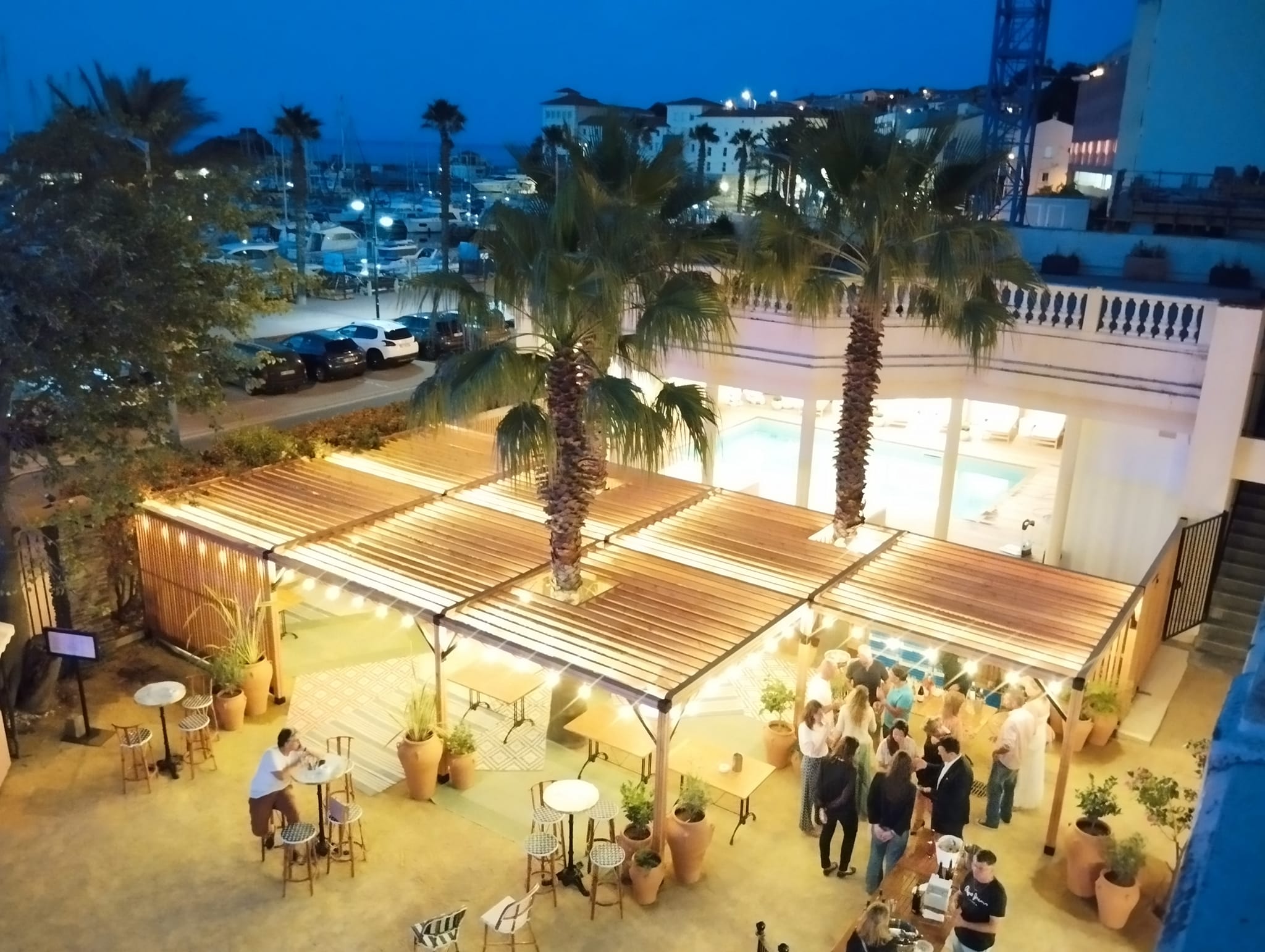 Peut être une image de 2 personnes et éclairage