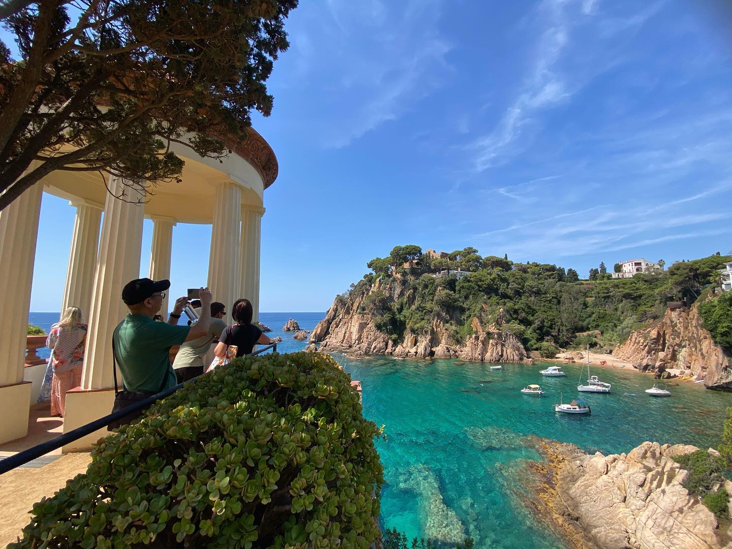 Peut être une image de 3 personnes, piscine et Camogli