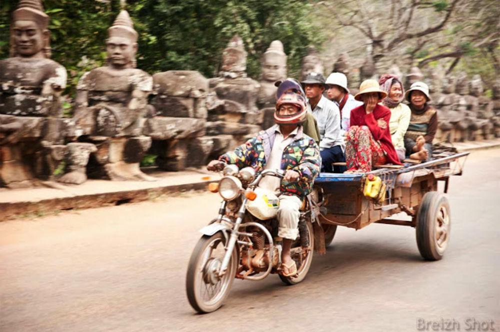 Angkor Thom insolite : Un motocycliste et les passagers