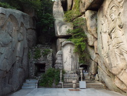 Les bouddhas de pierre de Seokbul-sa