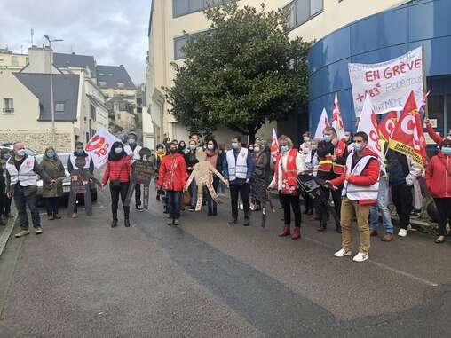 « Oubliés du Ségur de la Santé » : à l’appel de l’union des syndicats CGT de la santé, de l’action sociale et de la santé privée du Finistère, une cinquantaine de professionnels a manifesté ce lundi 16 novembre 2020 devant l’Agence régionale de santé à Quimper (Finistère).