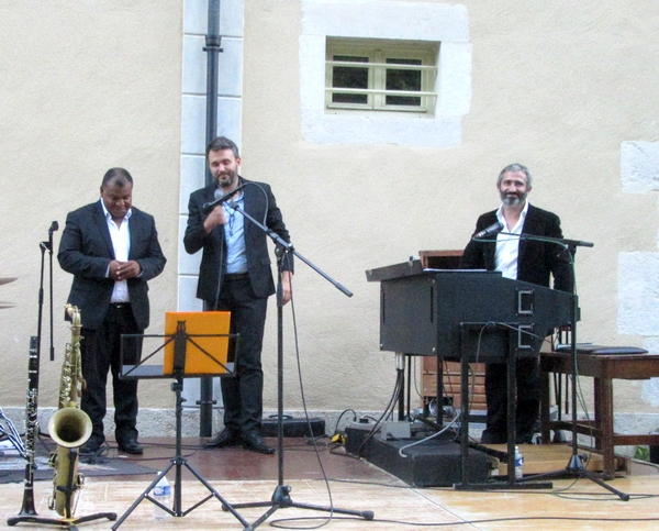 Jean-Pierre Dérouard et son trio, nous a offert un éblouissant concert de swing au jardin de la mairie