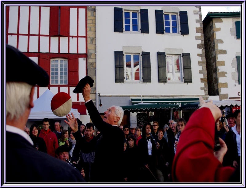 Quelques animations et stands gourmands à la fête du piment à Espelette