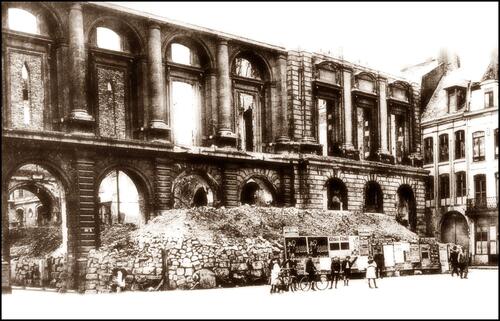 Vestige de l'hôtel de ville après l'incendie du 21 avril 1916 (Groupe FB Lille avant après)