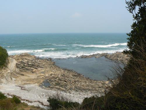 St Jean de Luz, cité corsaire du Pays-basque, est assurément l'une des plus connues de toutes les villes ou villages des Pyrénées-atlantiques. Autrefois réputée pour la hardiesse de ses marins et armateurs, la ville de Saint Jean de Luz évoque plutôt aujourd'hui la douceur de vivre, le voyage et le tourisme des séjours sur sa baie d'une rare beauté. En suivant le chemin côtier en direction de Guéthary, vous découvrirez une côte sauvage admirablement protégée. Sous le soleil la balade devient un enchantement.