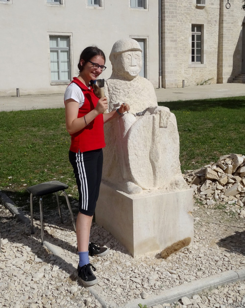 Eric de Laclos continuera de sculpter la statue du " guerrier de Vix" dans la cour du Musée, encore un week-end...