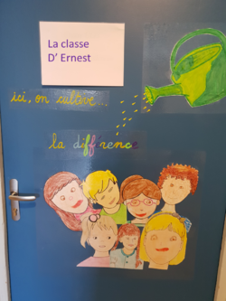 Des portes de classe bien décorées