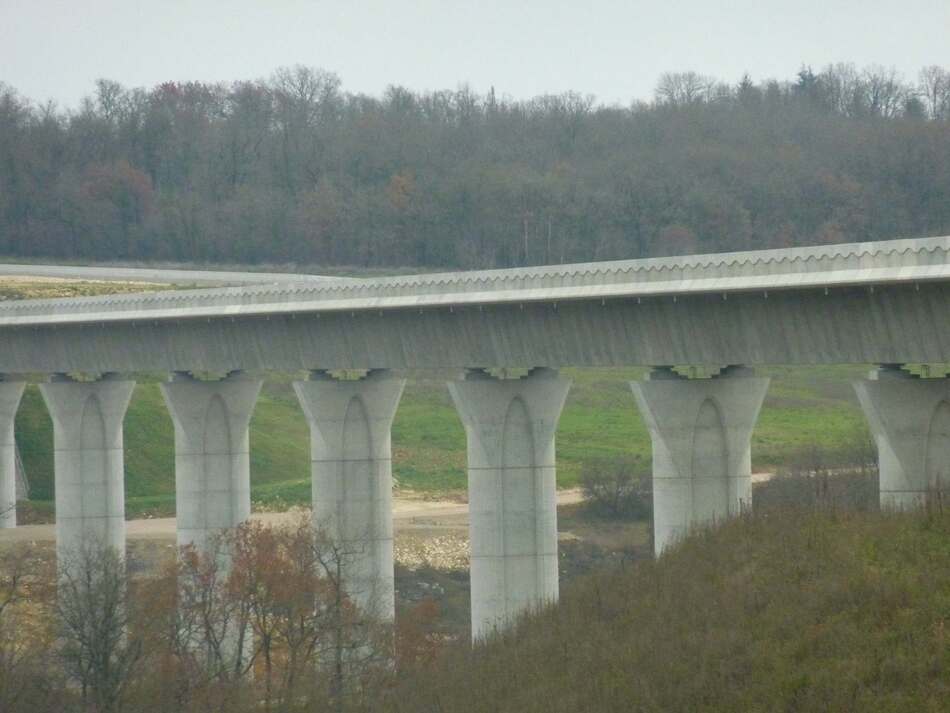 Viaduc, puis église St Christophe de Claix.